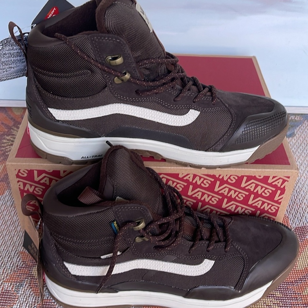 Vans WMNS Ultrarange Exo Hi Mte2 Demitasse
VN0A4BVS3N1
Sneakers - Picture 15 of 16